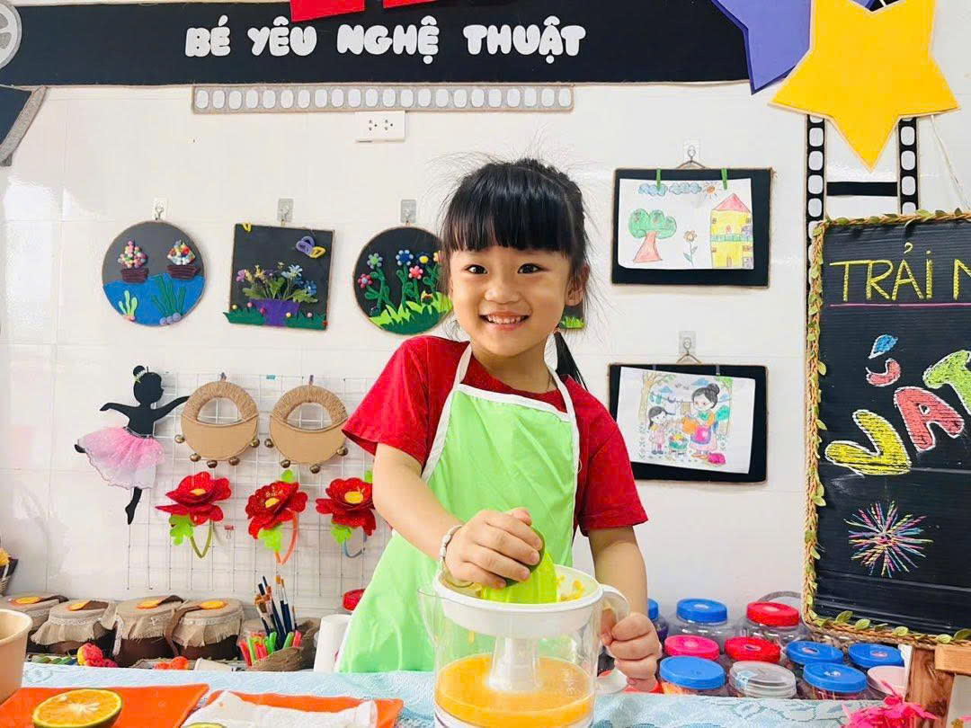 Bé trải nghiệm vắt cam tại trường