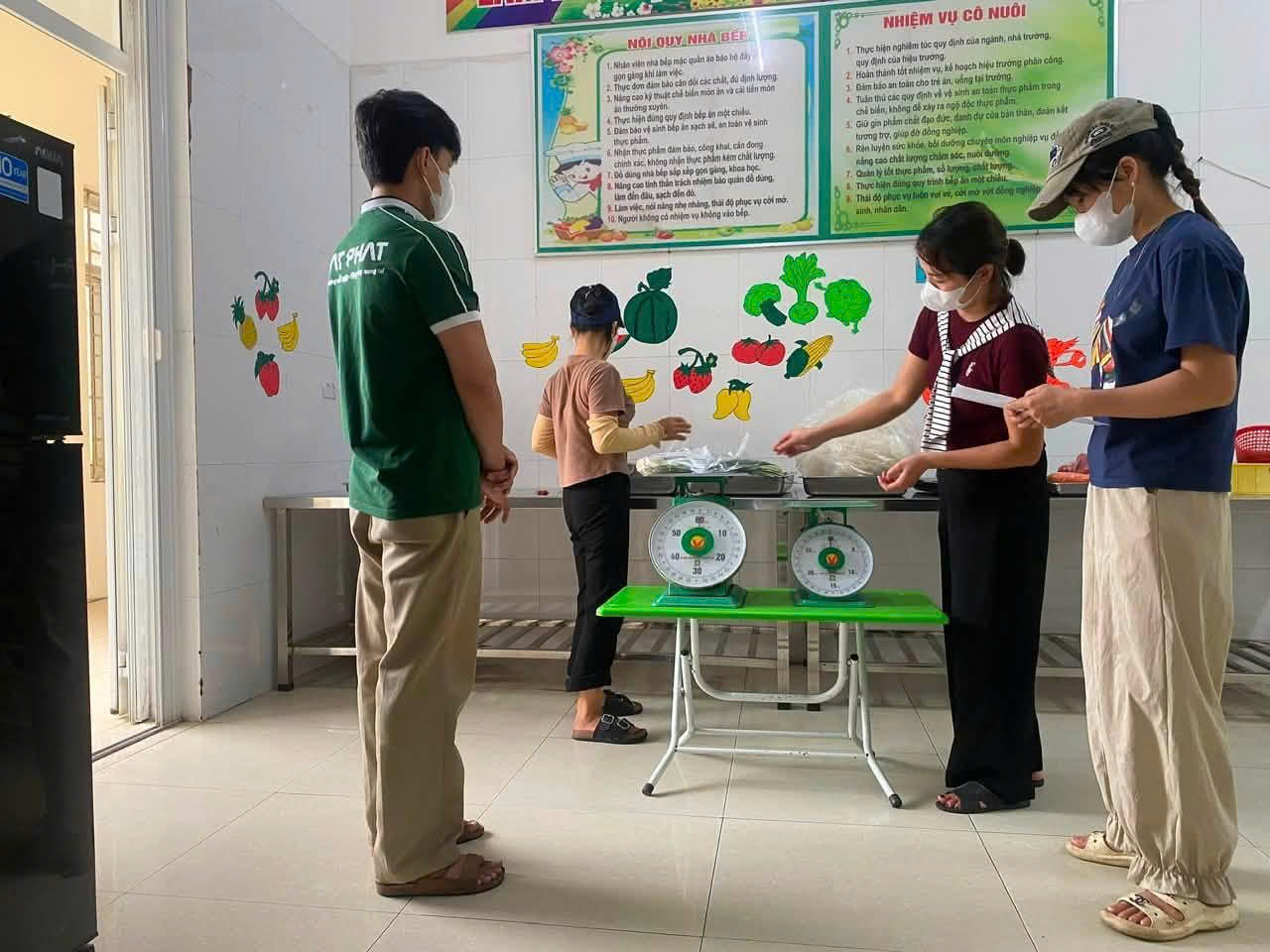 Giao nhận thực phẩm tại bếp trường