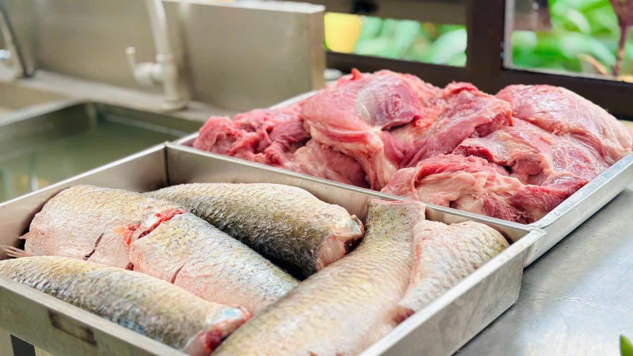 Nguyên liệu cá thịt tươi sống