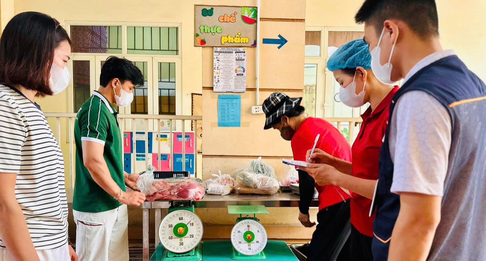 Nhân viên DAT PHAT tiếp nhận và cân kiểm thực phẩm đầu vào tại bếp trường
