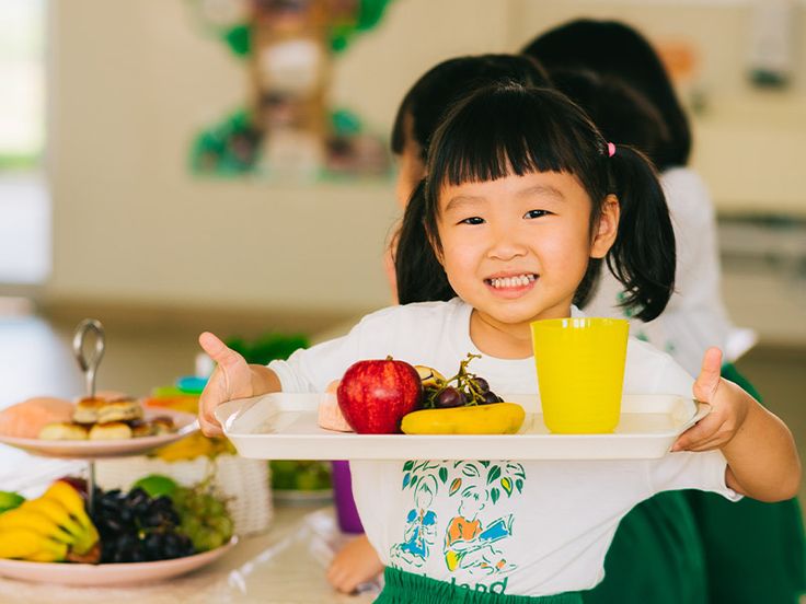 Trẻ em vui vẻ bữa trưa