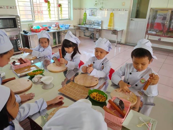 Trẻ em học nấu ăn
